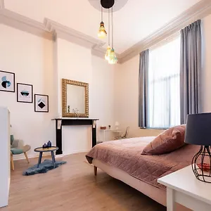 https://house-of-lara.brusselshotelsbook.com